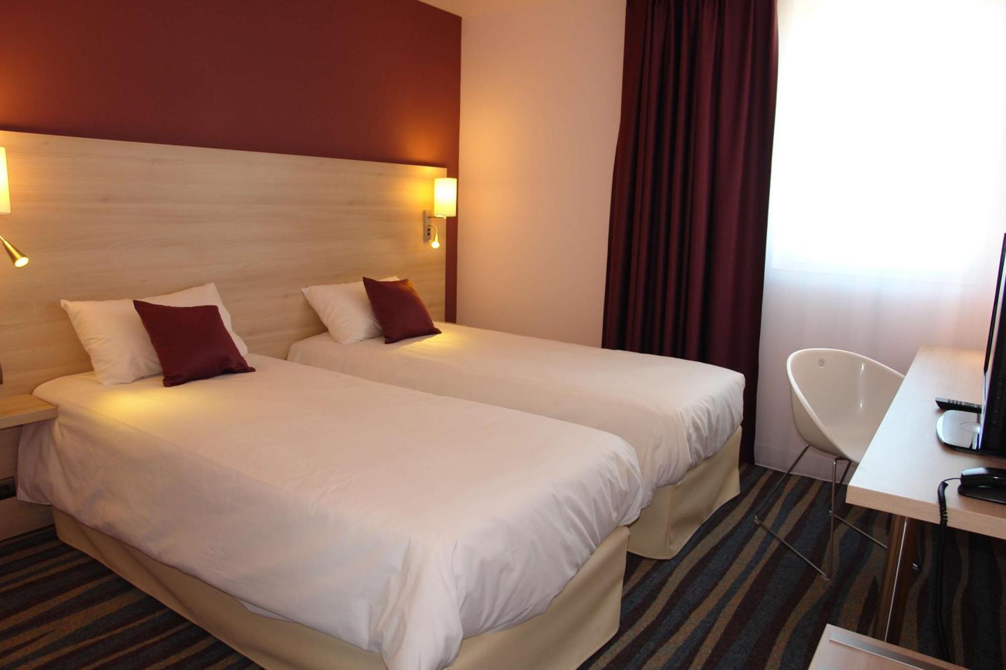 Brit Hotel Vendee Mer Les Achards  Bagian luar foto